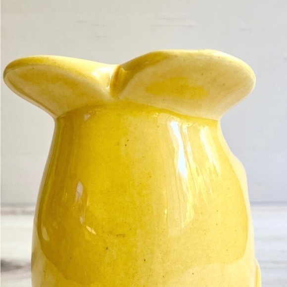 Yellow mouse holding a piece of cheese is perfect for holding Parmesan cheese. - Picture 4 of 8